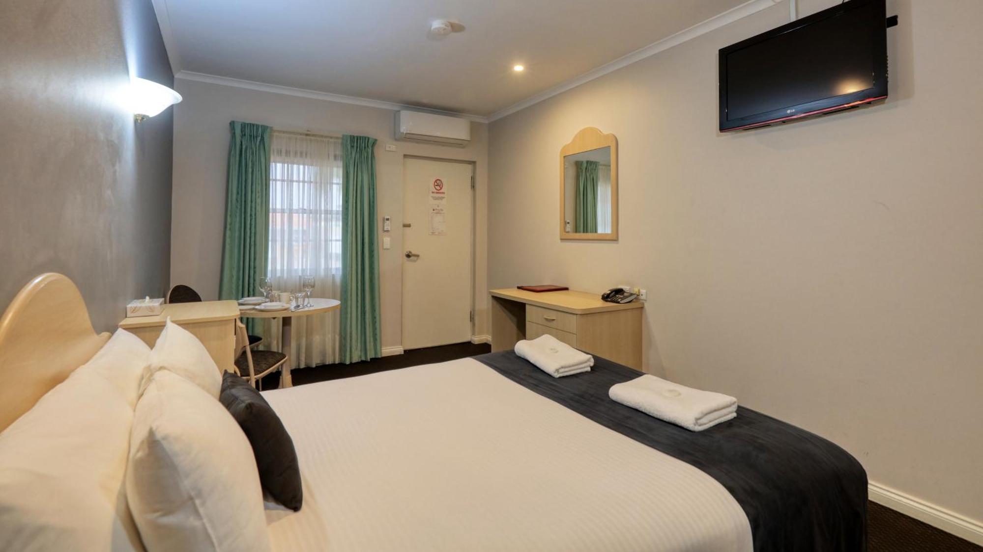 Charles Rasp Motor Inn & Cottages Broken Hill Buitenkant foto