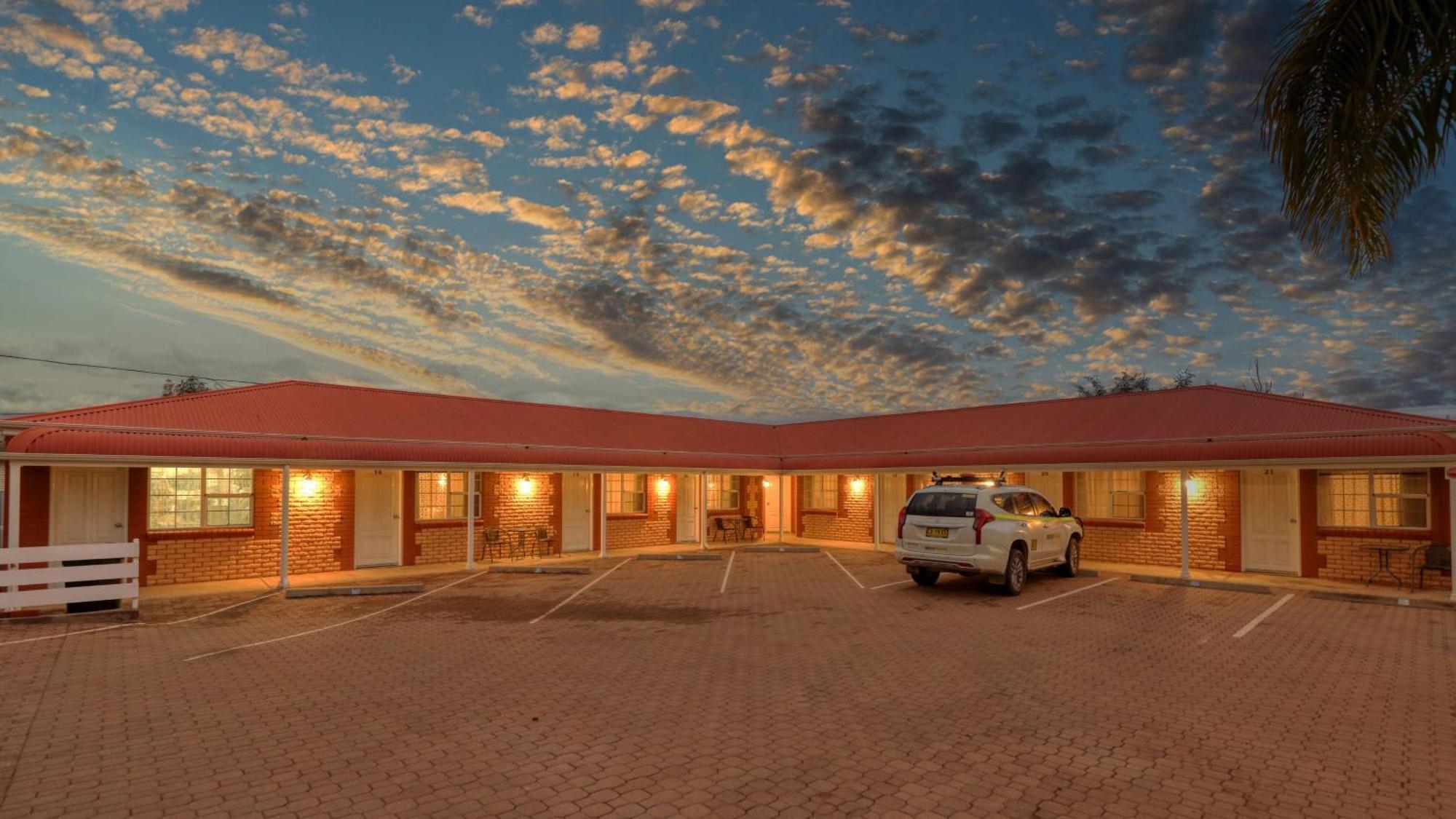 Charles Rasp Motor Inn & Cottages Broken Hill Buitenkant foto
